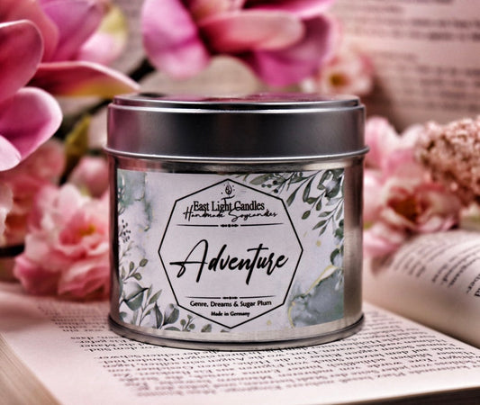 Adventure Kerze |Genre Buchkerze Handgemacht | Duftkerze Sojawachs | Natürliche Kerze personalisierbar | Geschenkidee für Kerzenfans