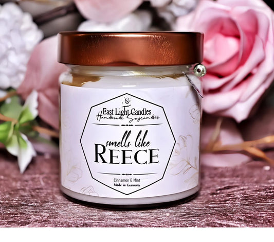 Reece Kerze | Buchkerze | Handgemachte Duftkerze Sojawachs | Vegane Kerze personalisiert | Geschenkidee für Kerzen Fans